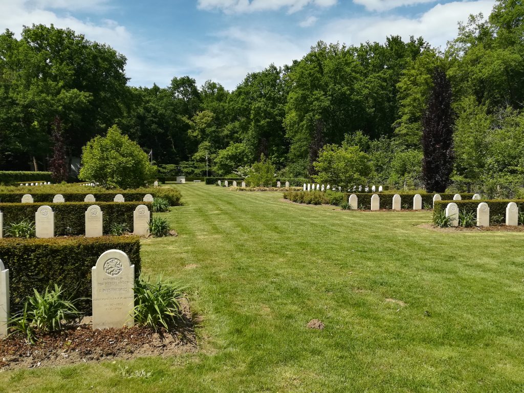 Gravestones in the Second World War Cemetery at Orry-la-Ville.